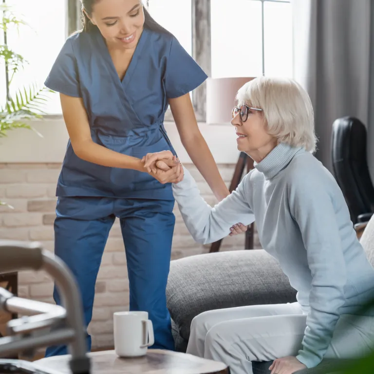 Profissional de home care cuidando de paciente em casa